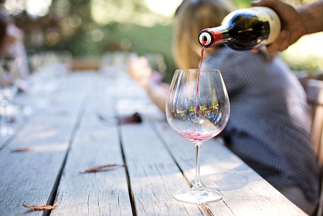 Sådan kombinerer du vinsmagning og underholdning for en mindeværdig aften